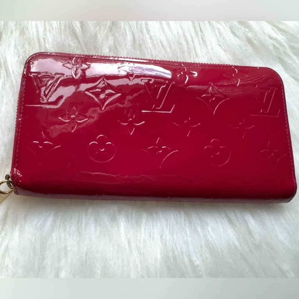 ✨🛍️ Louis Vuitton Pink/Red Vernis Zip Around Wallet with COA - EUC